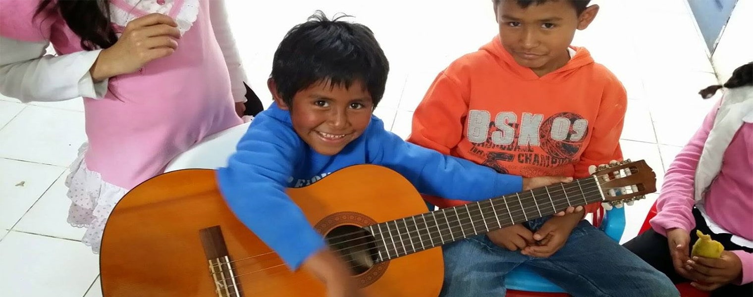 niño tocando guitarra